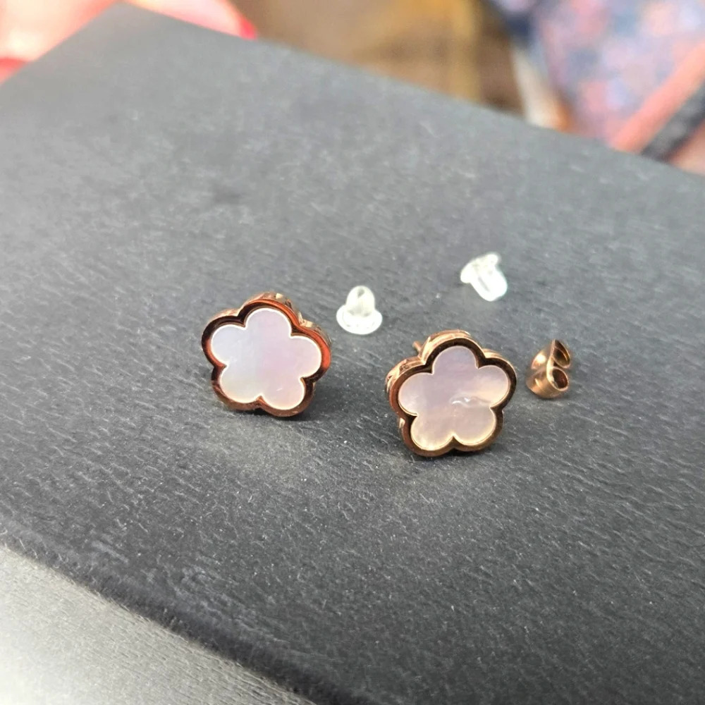 Five leaf faux pearl earrings zirconia